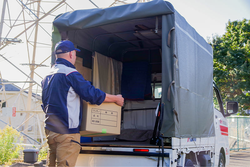 荷物を積み込む様子