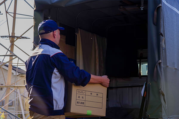 荷物を積み込む様子