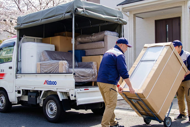 荷物を積み込む様子