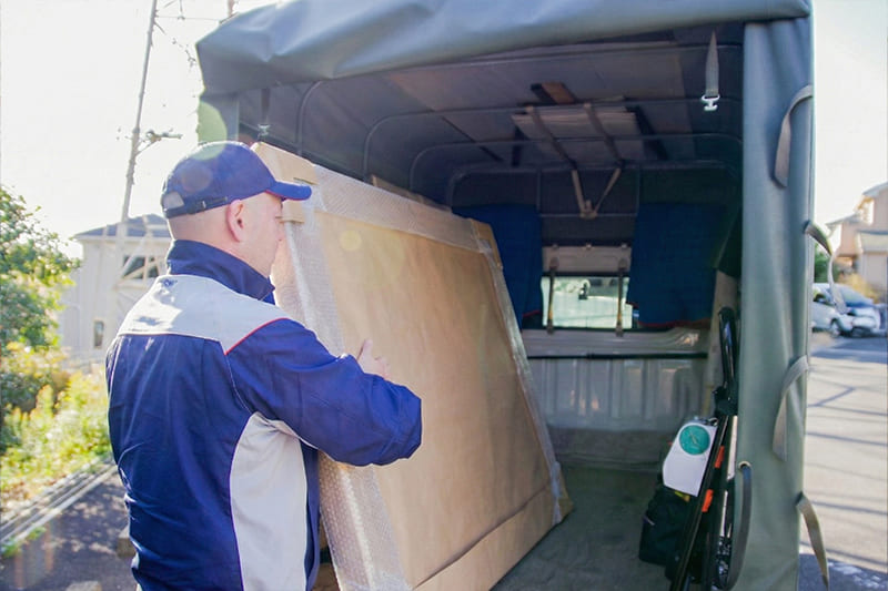 荷物を積み込む様子